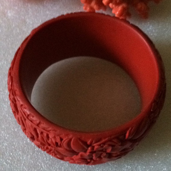 Vintage engraved cinnabar bangle - Picture 4 of 7